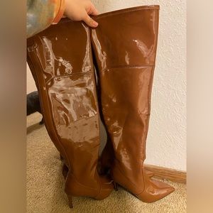 Selling these beautiful Guess knee high heel boots . Inlove